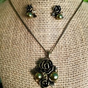Roses and Pearls Necklace Set